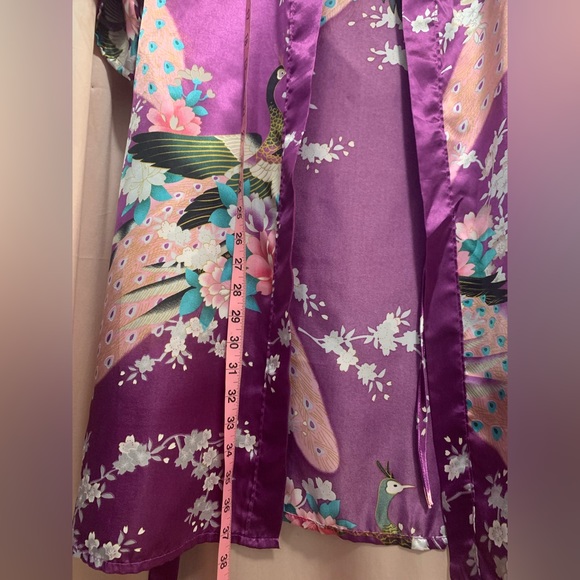 Kimono style robe. Size M. Beautiful purple 🦚 Peacock/floral print…. - Picture 2 of 7